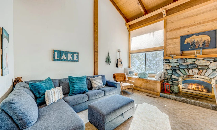 2-story condo with gas fireplace, pools, hot tubs, gym & tennis