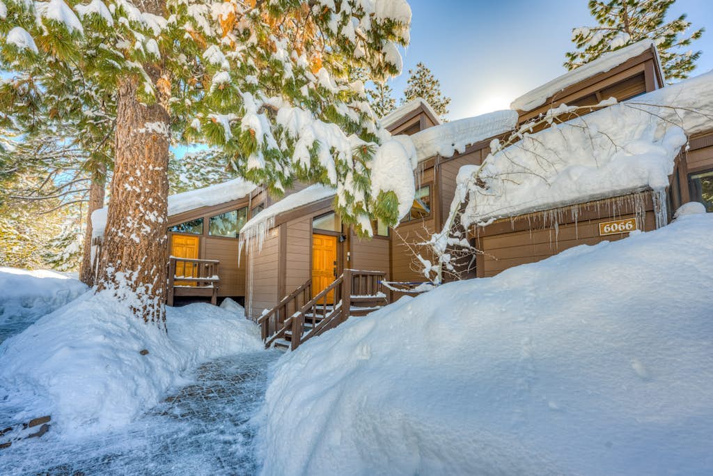 2-story condo with gas fireplace, pools, hot tubs, gym & tennis