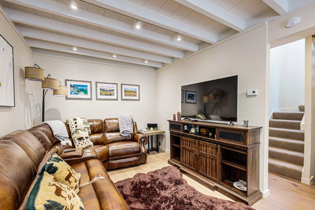 Stunning condo with deck, mountain view, and modern amenities