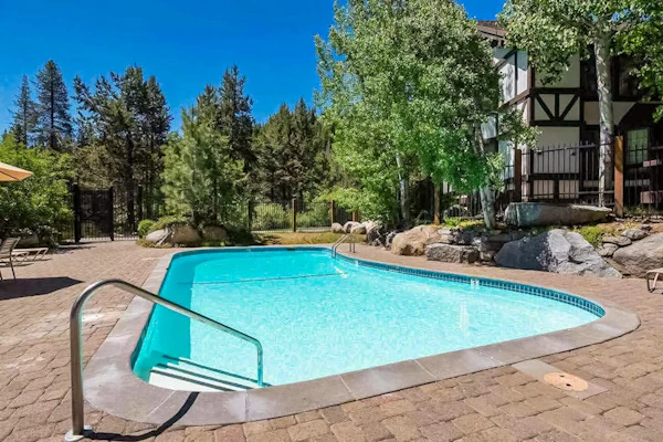 Tavern Inn townhome with on-site pool, hot tub, & tennis - 2 mi to ski lifts