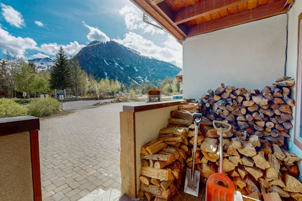 Cozy Condo w/Wood Fireplace, Mountain Views- Walk to Lifts