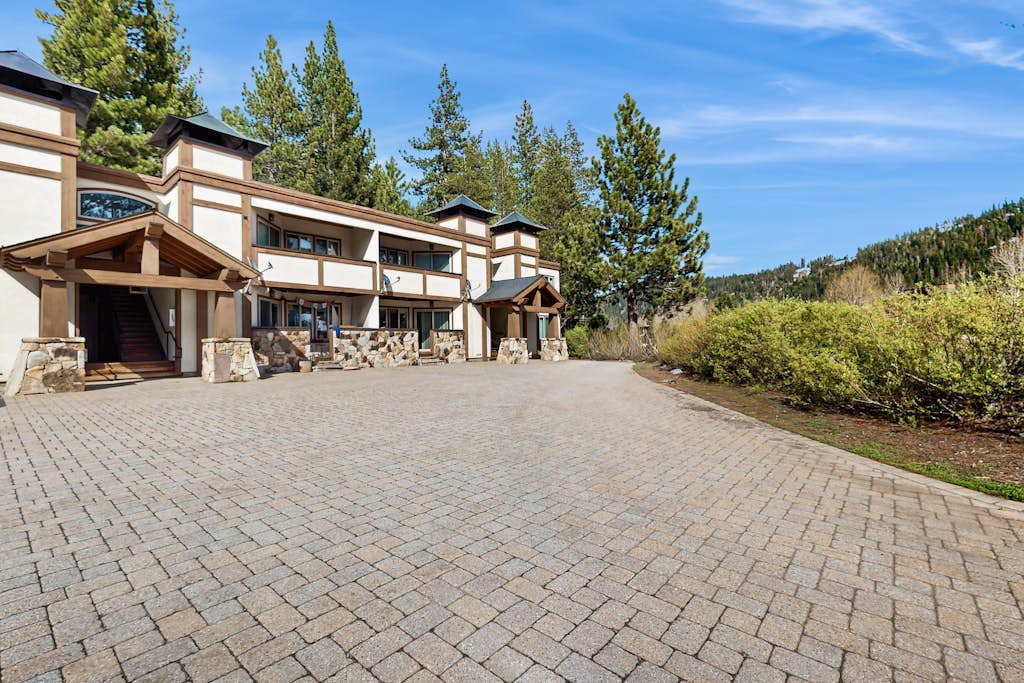Cozy Condo w/Wood Fireplace, Mountain Views- Walk to Lifts