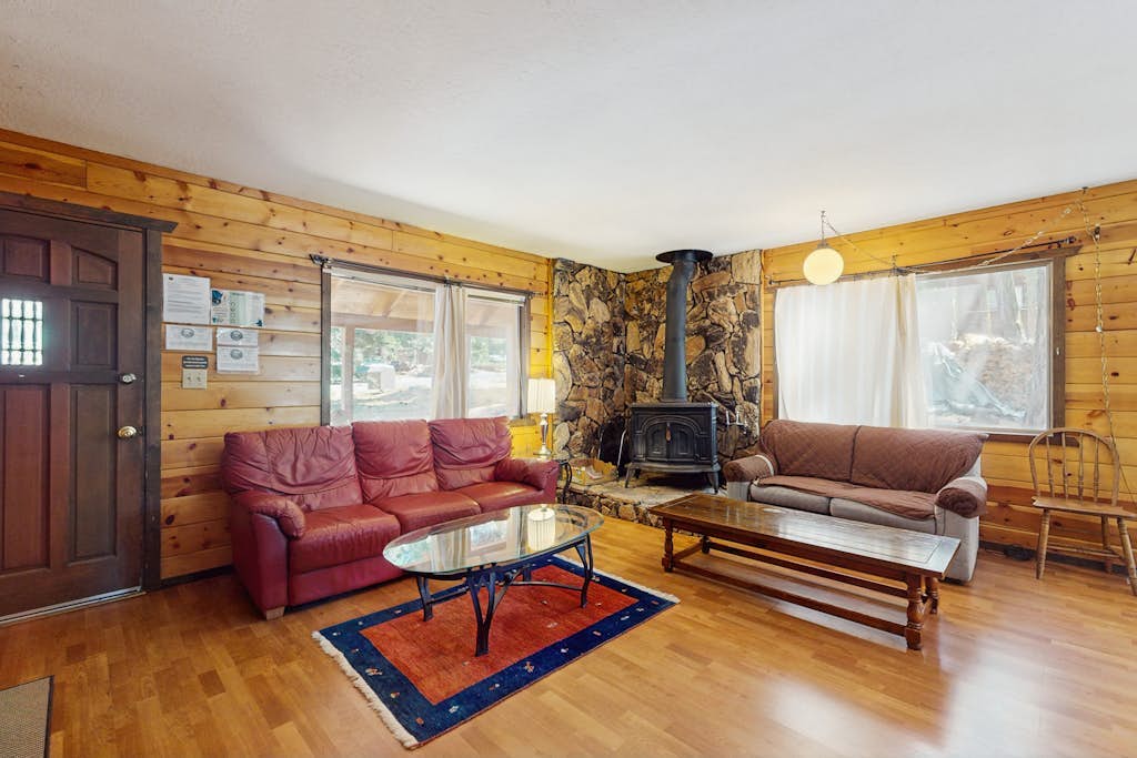 Cozy Family Cabin Close to Skiing - Walk to Lake Tahoe & Town
