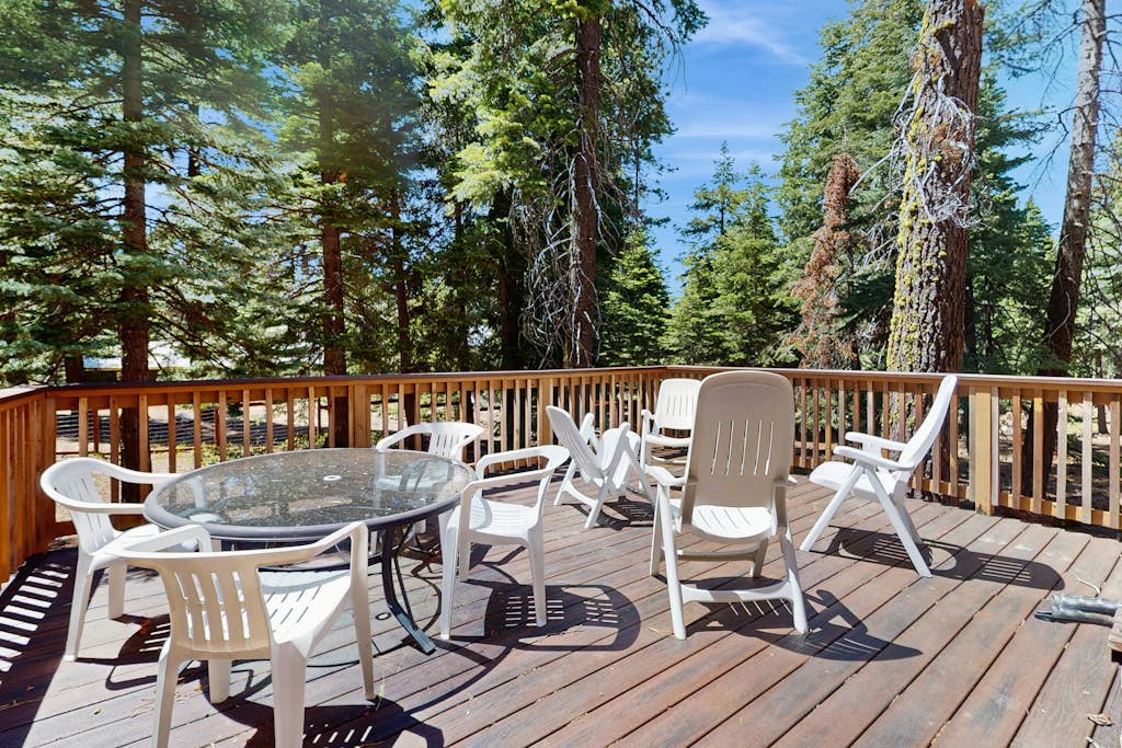 Cozy Family Cabin Close to Skiing - Walk to Lake Tahoe & Town