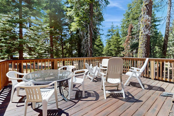 Cozy Family Cabin Close to Skiing - Walk to Lake Tahoe & Town