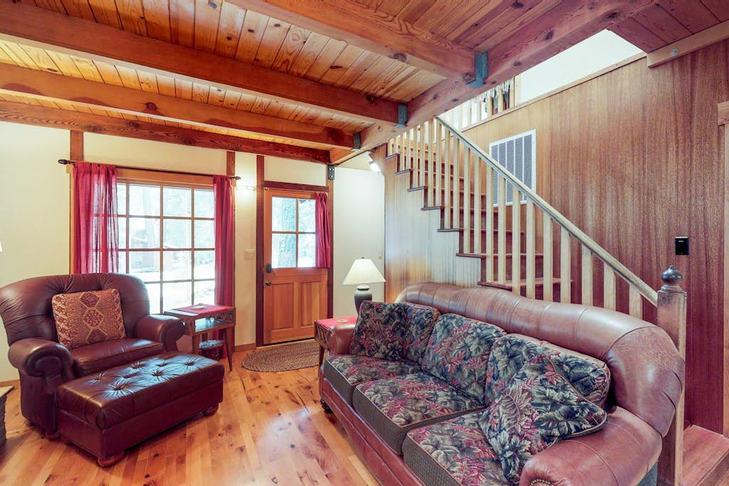 Tahoma hideaway near lake, trails & mountain vibes