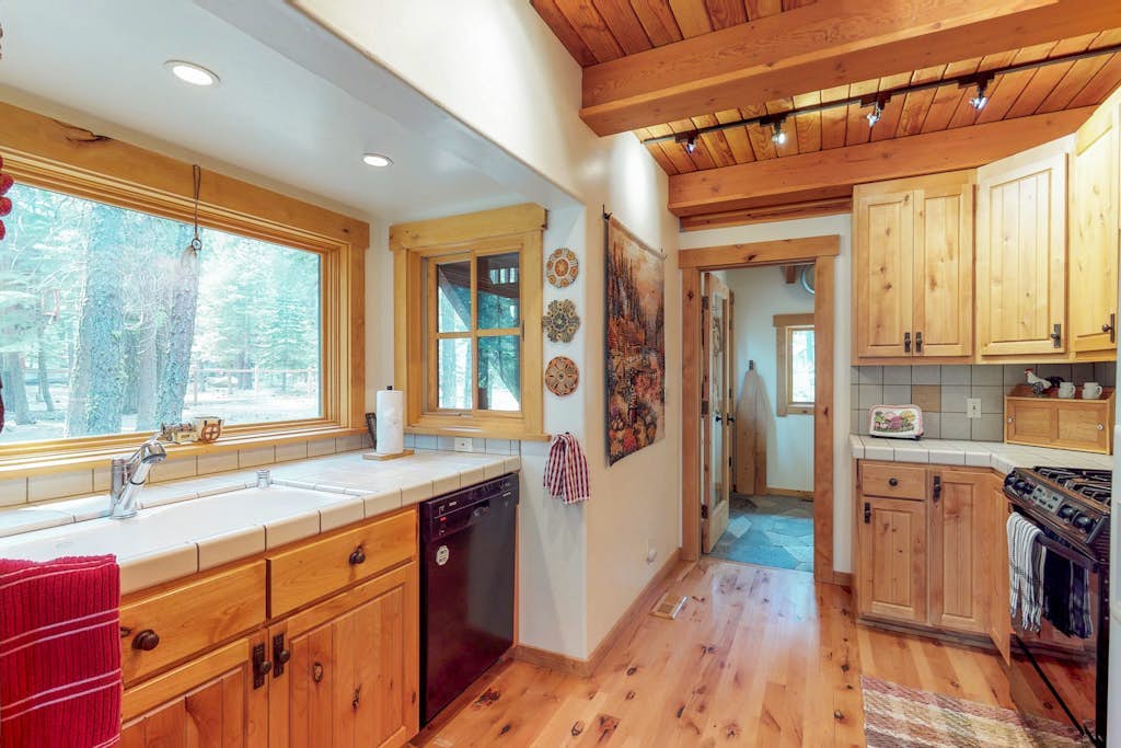 Tahoma hideaway near lake, trails & mountain vibes