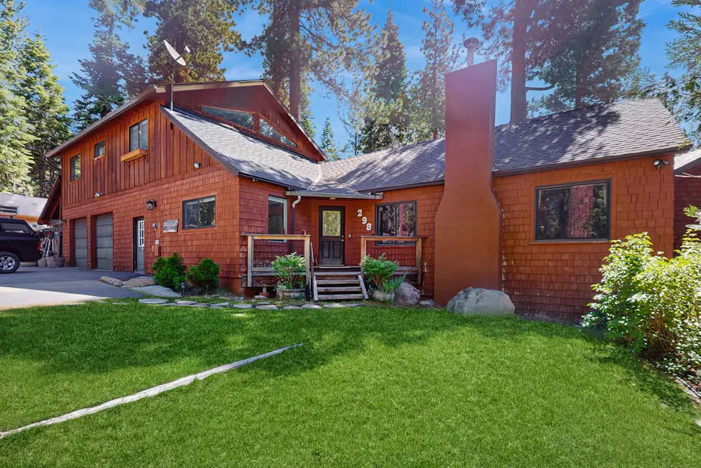 Casual and Cute Cabin Near the Lake