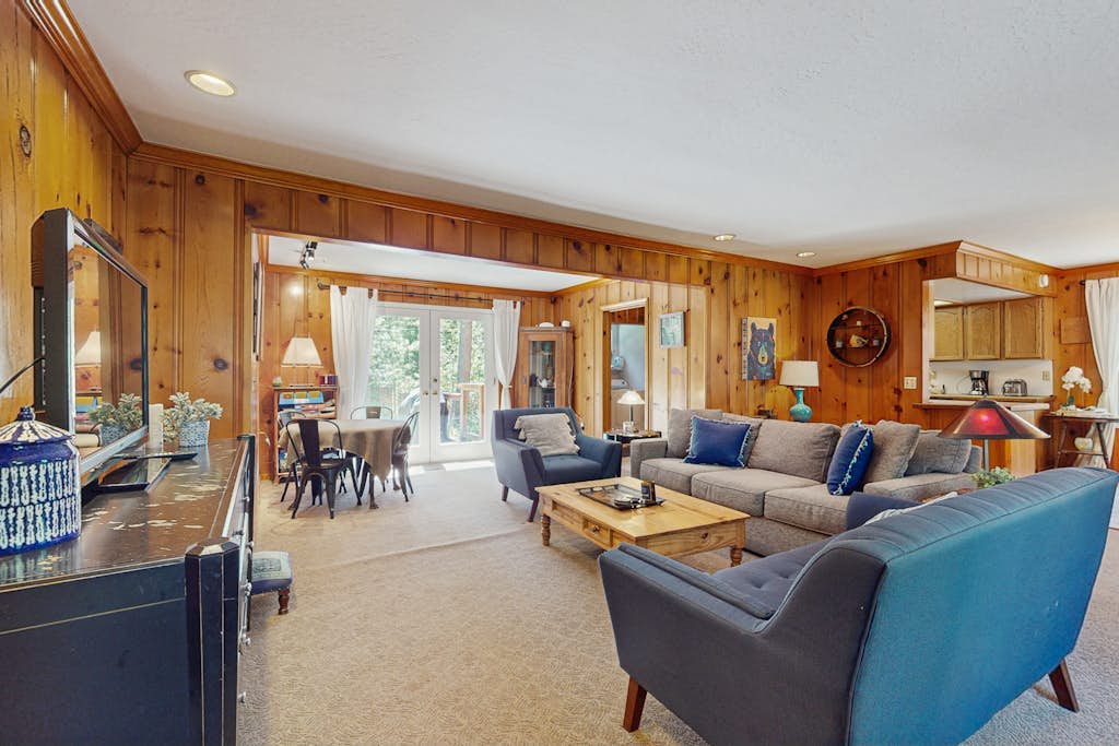 Welcoming home near the lake with furnished deck & large, enclosed yard