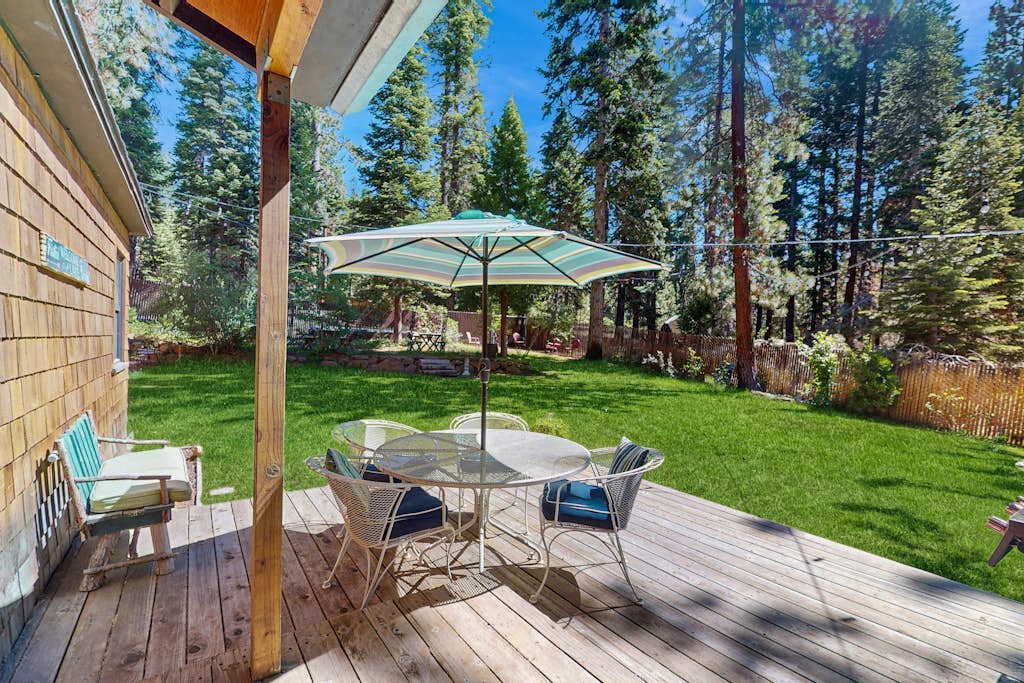 Welcoming home near the lake with furnished deck & large, enclosed yard