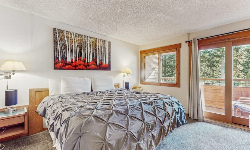 Second-level studio with mountain views - pool & covered balcony