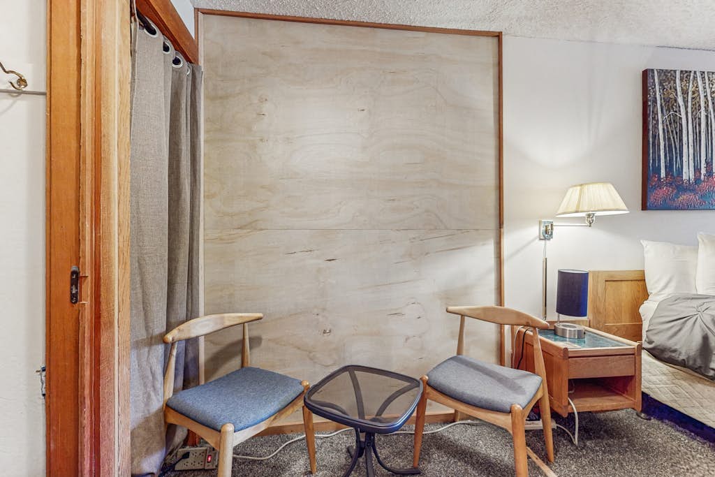 Second-level studio with mountain views - pool & covered balcony