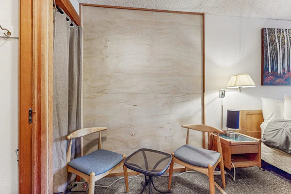 Second-level studio with mountain views - pool & covered balcony