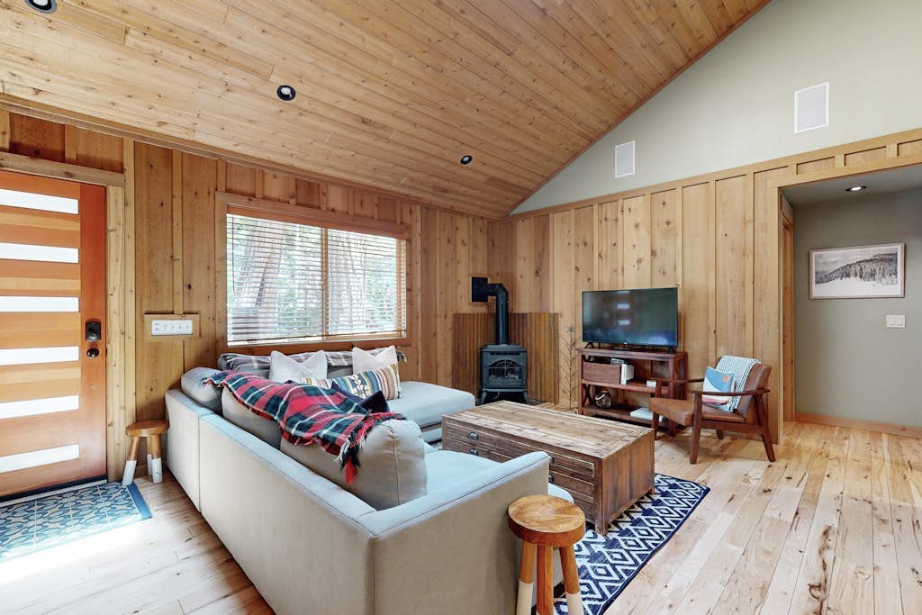 Westshore Oasis - private hot tub & fenced yard - walk to beach