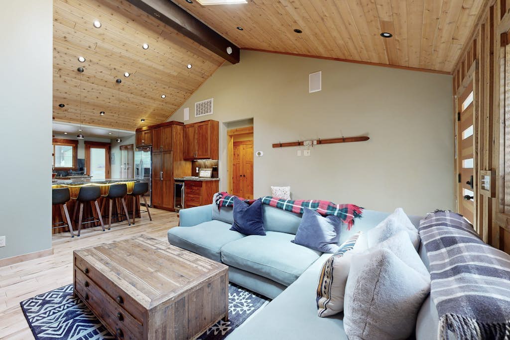 Westshore Oasis - private hot tub & fenced yard - walk to beach