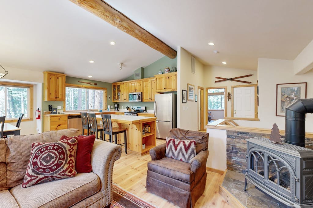 Sugar Pine Haus with Hot Tub Bordering the State Park