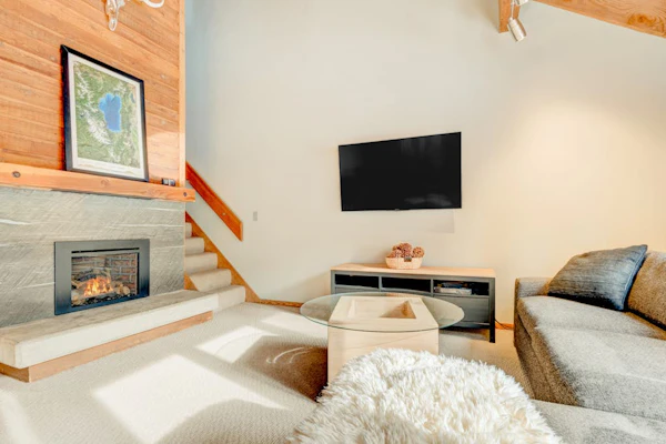 Ski-in/ski-out townhome with fireplace, pool, hot tub & on-site ski/sled hill