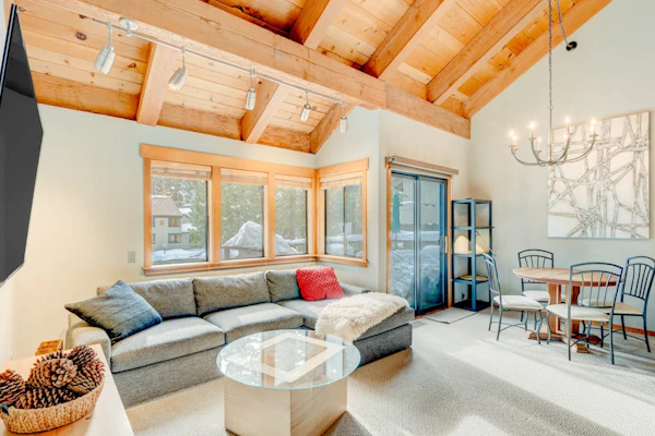 Ski-in/ski-out townhome with fireplace, pool, hot tub & on-site ski/sled hill