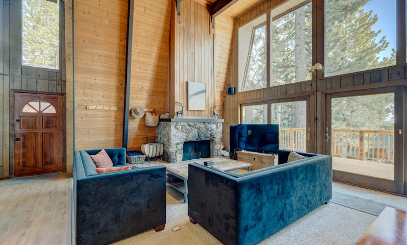 Lake view house with WiFi, washer/dryer, and fireplace - dogs are welcome