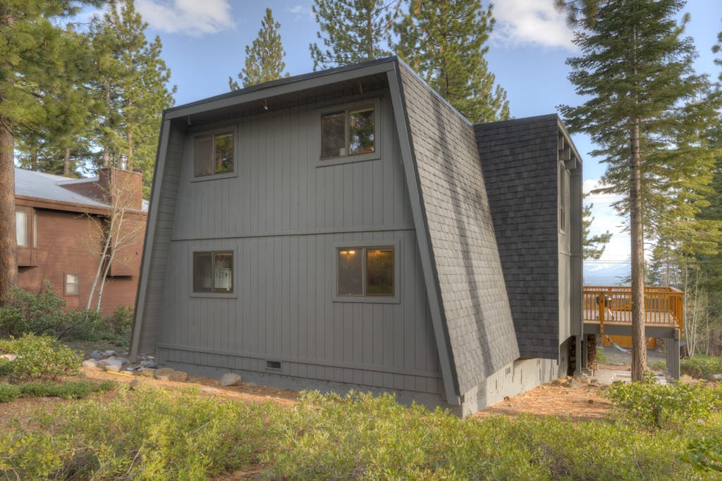 Lake view house with WiFi, washer/dryer, and fireplace - dogs are welcome