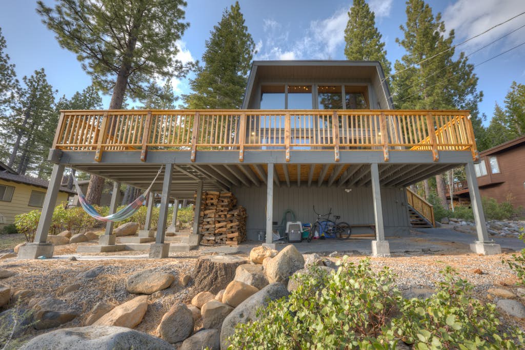 Lake view house with WiFi, washer/dryer, and fireplace - dogs are welcome