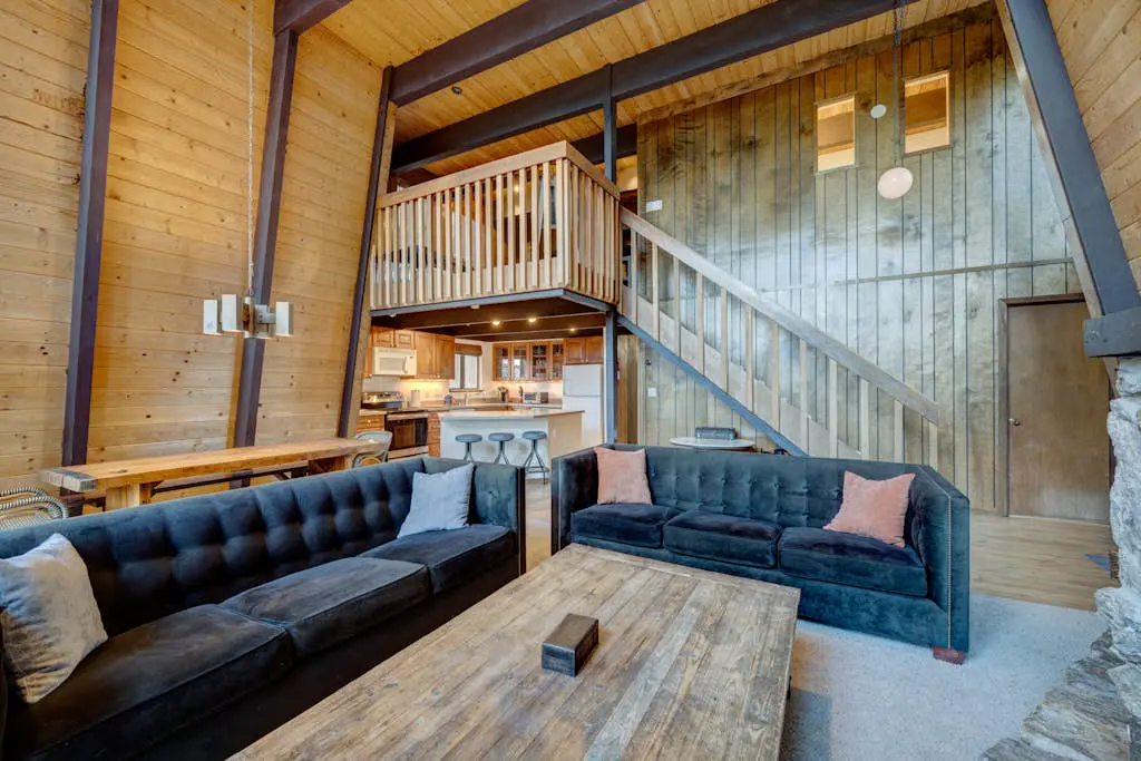 Lake view house with WiFi, washer&dryer, and fireplace - dogs are welcome