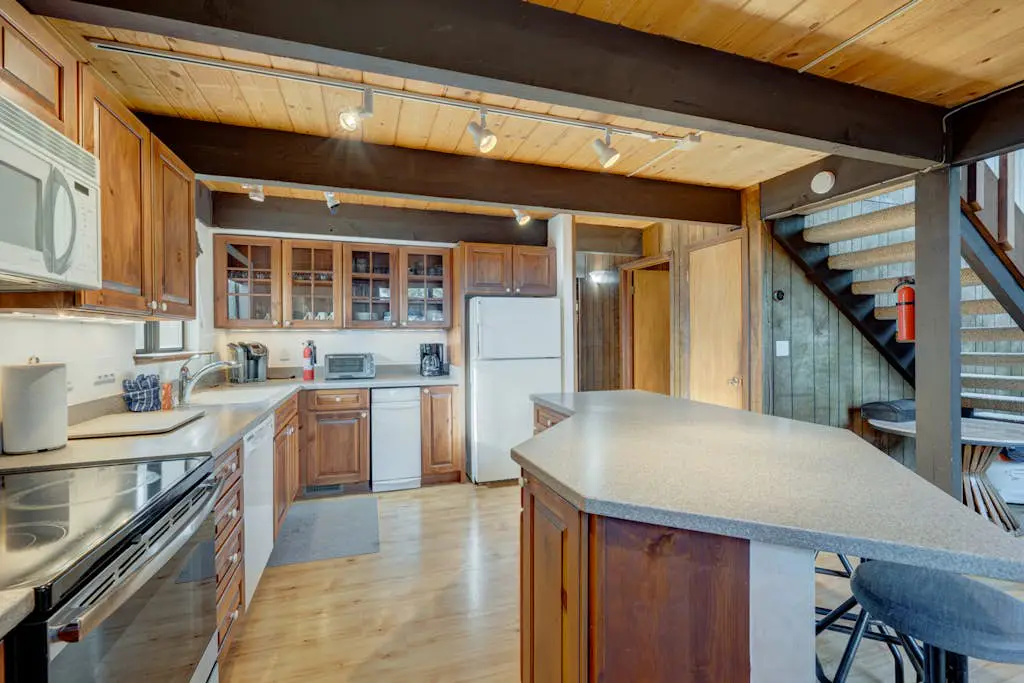 Lake view house with WiFi, washer&dryer, and fireplace - dogs are welcome