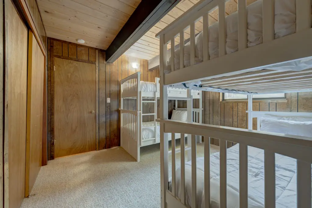Lake view house with WiFi, washer&dryer, and fireplace - dogs are welcome