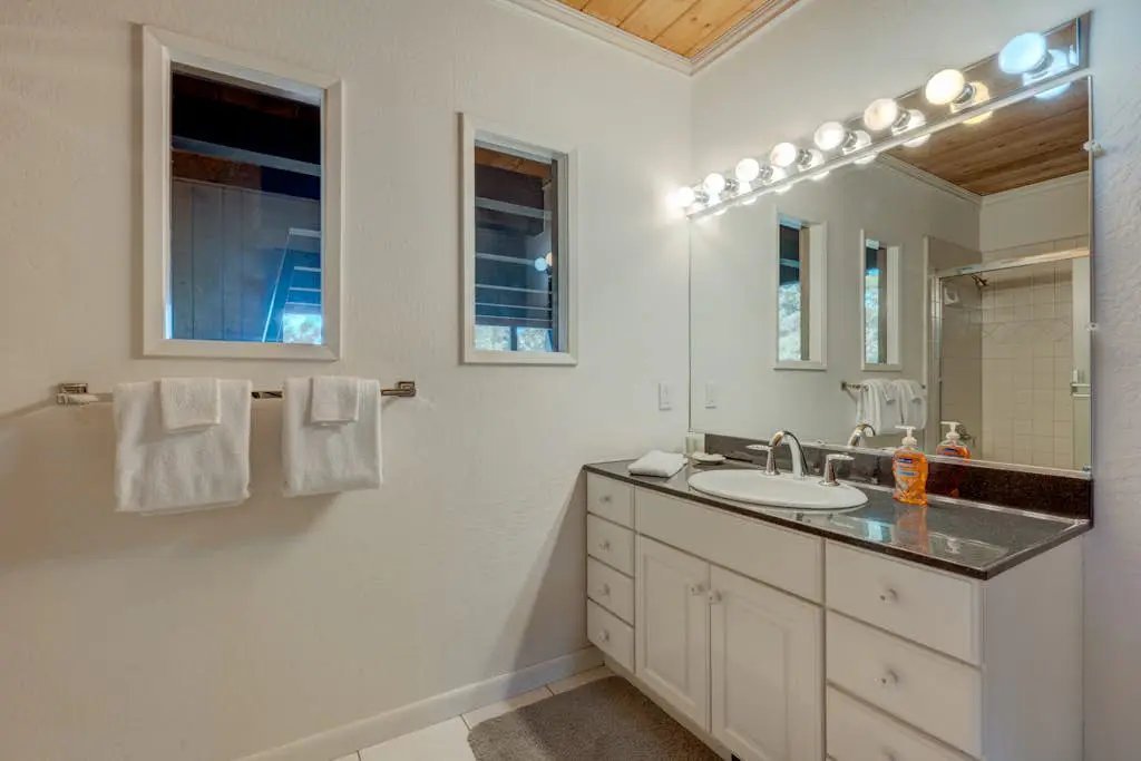 Lake view house with WiFi, washer&dryer, and fireplace - dogs are welcome