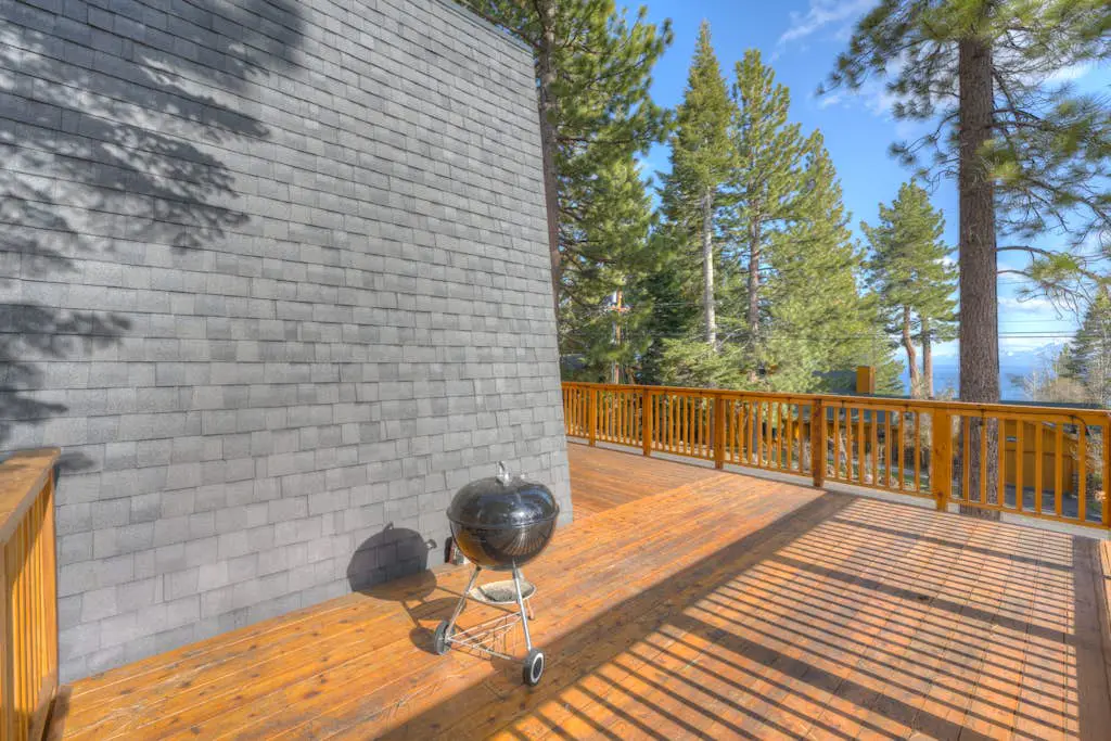 Lake view house with WiFi, washer&dryer, and fireplace - dogs are welcome