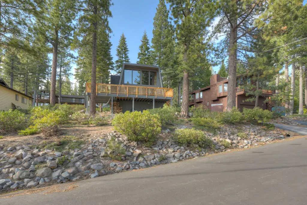 Lake view house with WiFi, washer&dryer, and fireplace - dogs are welcome