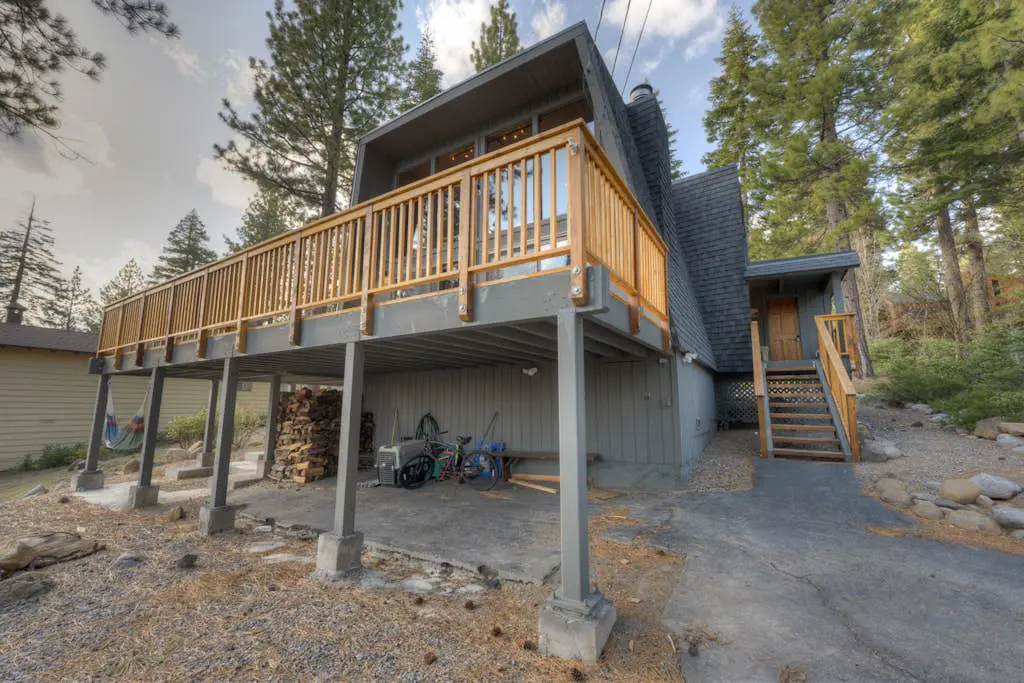 Lake view house with WiFi, washer&dryer, and fireplace - dogs are welcome