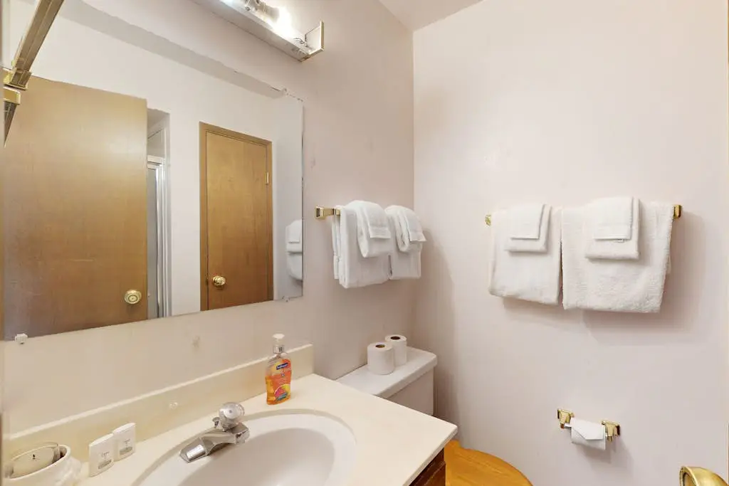 Sunny, Family-Friendly Condo - Near the Lake