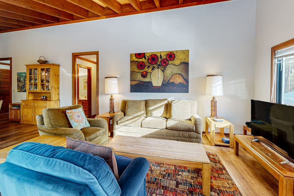 Homey Family Condo with Shared Pool, Hot Tub. Tennis & Lovely Lake Views