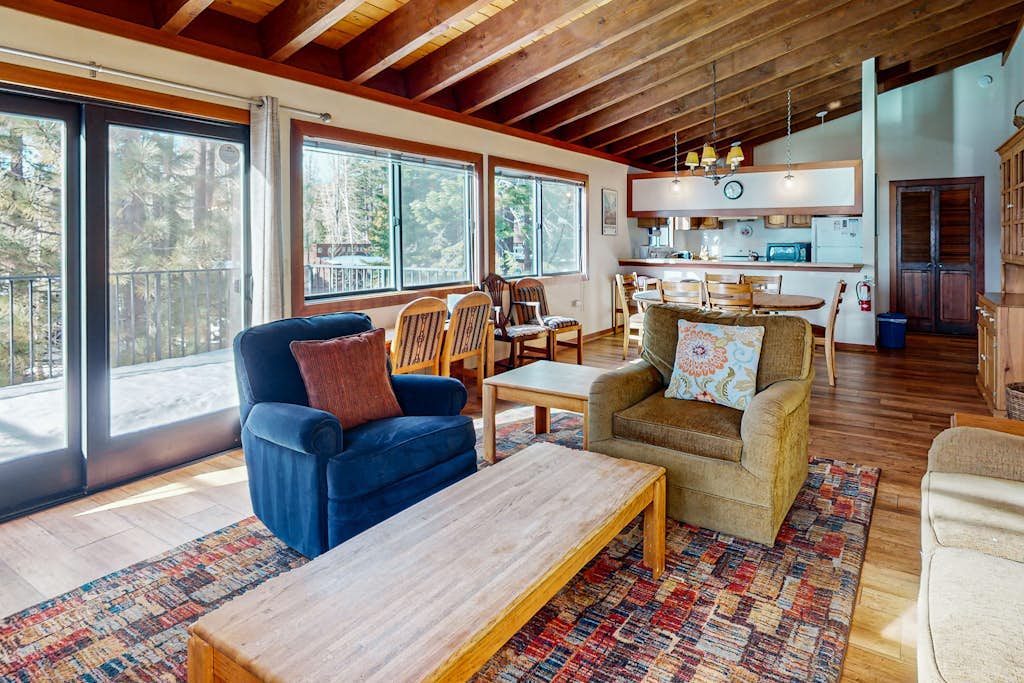 Homey Family Condo with Shared Pool, Hot Tub. Tennis & Lovely Lake Views