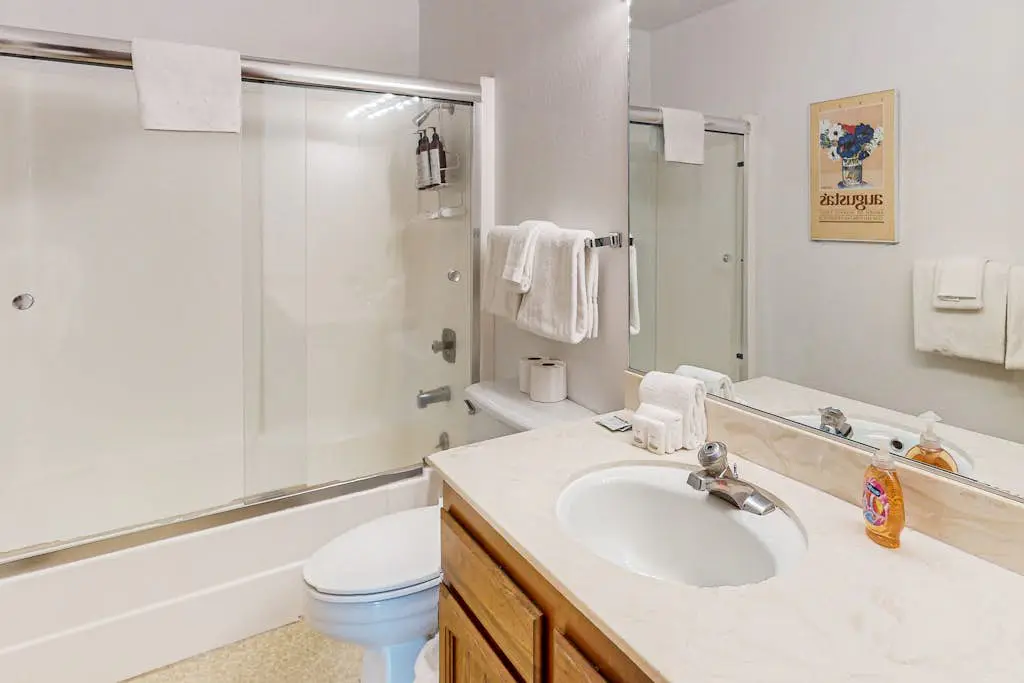 Homey Family Condo with Shared Pool, Hot Tub, Tennis & Lovely Lake Views