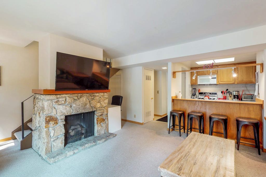 Bright condo with outdoor pool, hot tub, tennis, sauna & patio - walk to lake
