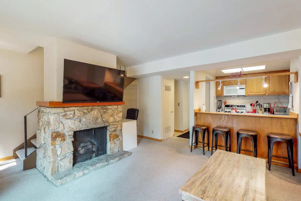 Bright condo with outdoor pool, hot tub, tennis, sauna & patio - walk to lake