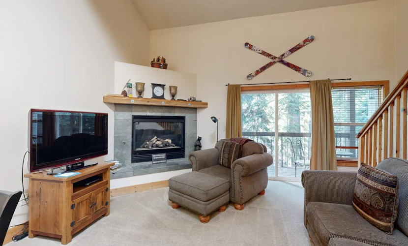 Centrally located condo with pool, tennis, hot tubs, & fireplace - near skiing