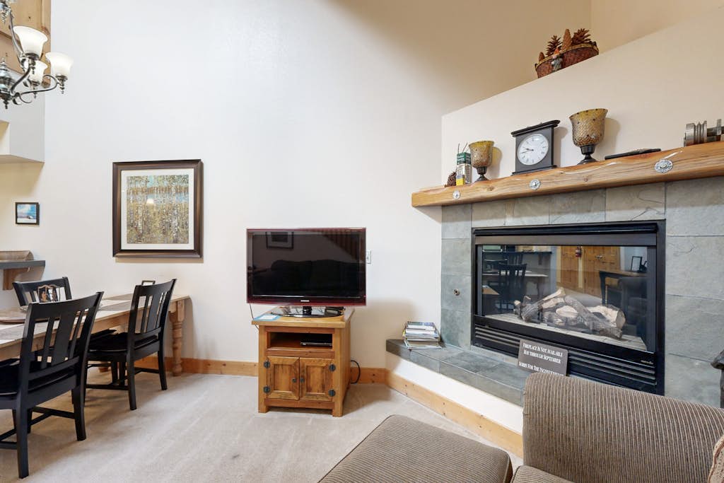 Centrally located condo with pool, tennis, hot tubs, & fireplace - near skiing