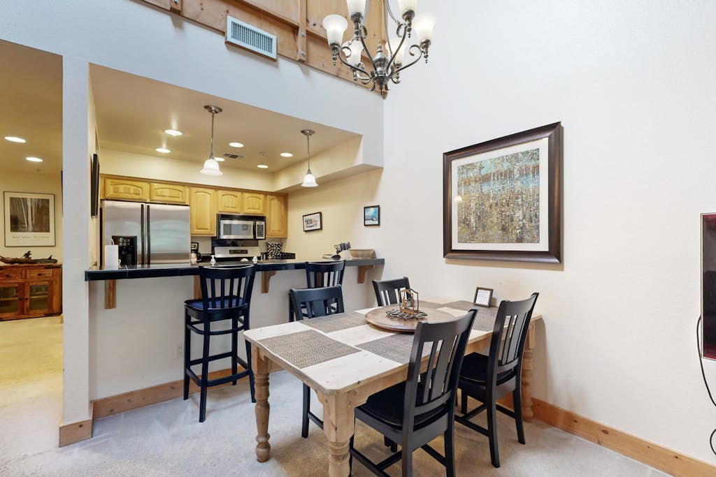 Centrally located condo with pool, tennis, hot tubs, & fireplace - near skiing