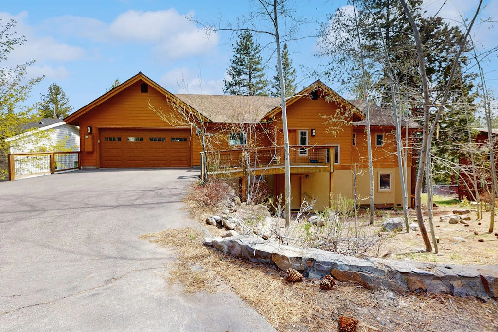 Mountain home with fireplace, partial lake views from deck & hot tub