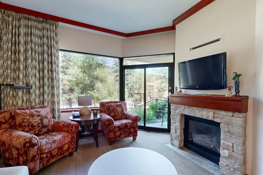 Everline Resort & Spa adjoining condos with pool, hot tub, ski-in/ski-out locale
