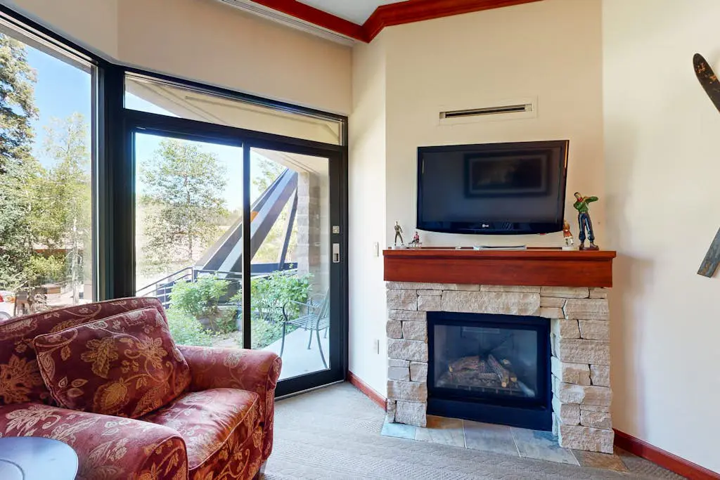 Everline Resort & Spa adjoining condos with pool, hot tub, ski-in/ski-out locale