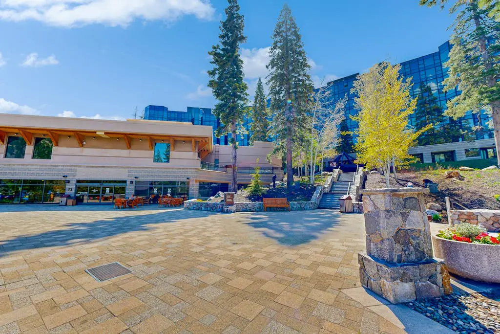 Everline Resort & Spa adjoining condos with pool, hot tub, ski-in/ski-out locale