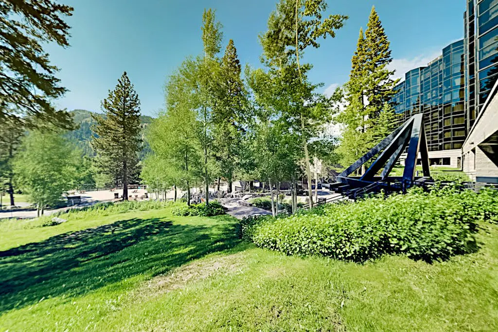 Everline Resort & Spa adjoining condos with pool, hot tub, ski-in/ski-out locale