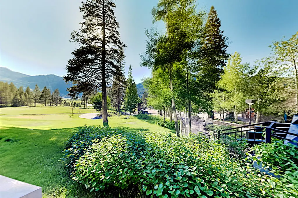 Everline Resort & Spa adjoining condos with pool, hot tub, ski-in/ski-out locale