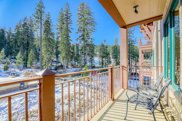 Ideal Mountain Getaway Near the Lifts W/ Private Balcony, Free WiFi & Fireplace