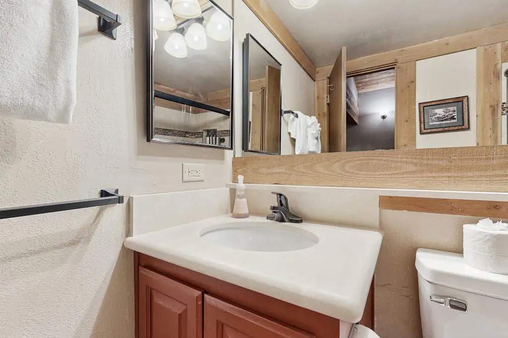 Secluded Getaway with Free WiFi plus a Rec Center with a Pool & Hot Tub