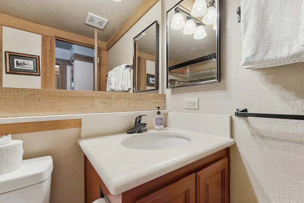 Secluded Getaway with Free WiFi plus a Rec Center with a Pool & Hot Tub